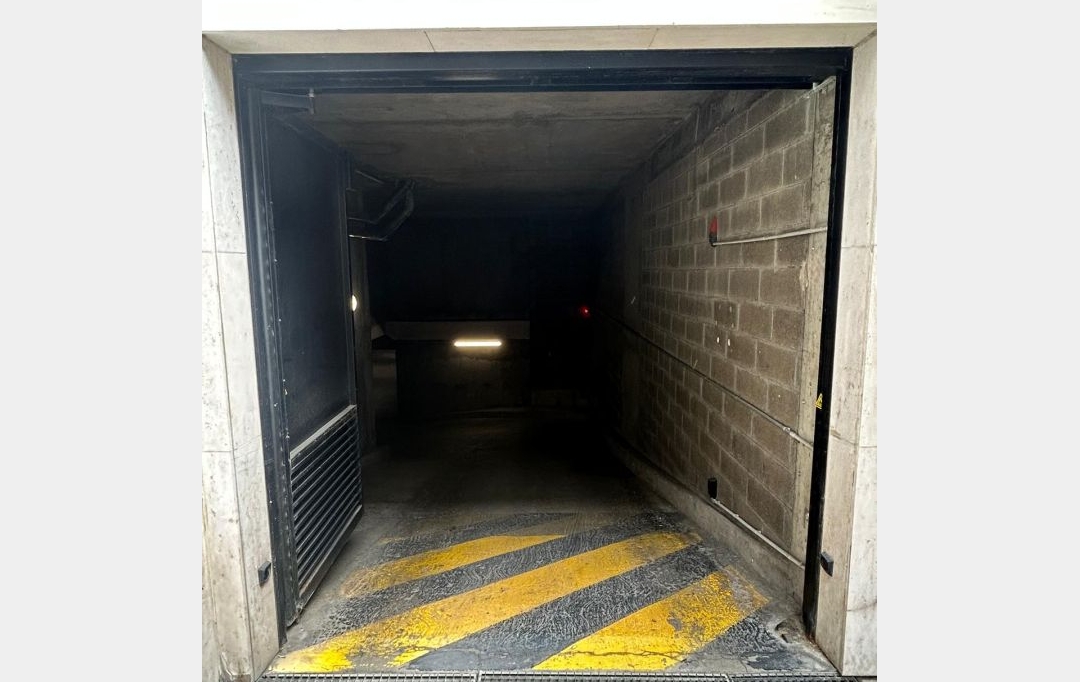 Annonces VITRY : Garage / Parking | PARIS (75015) | 12 m2 | 120 &euro; 