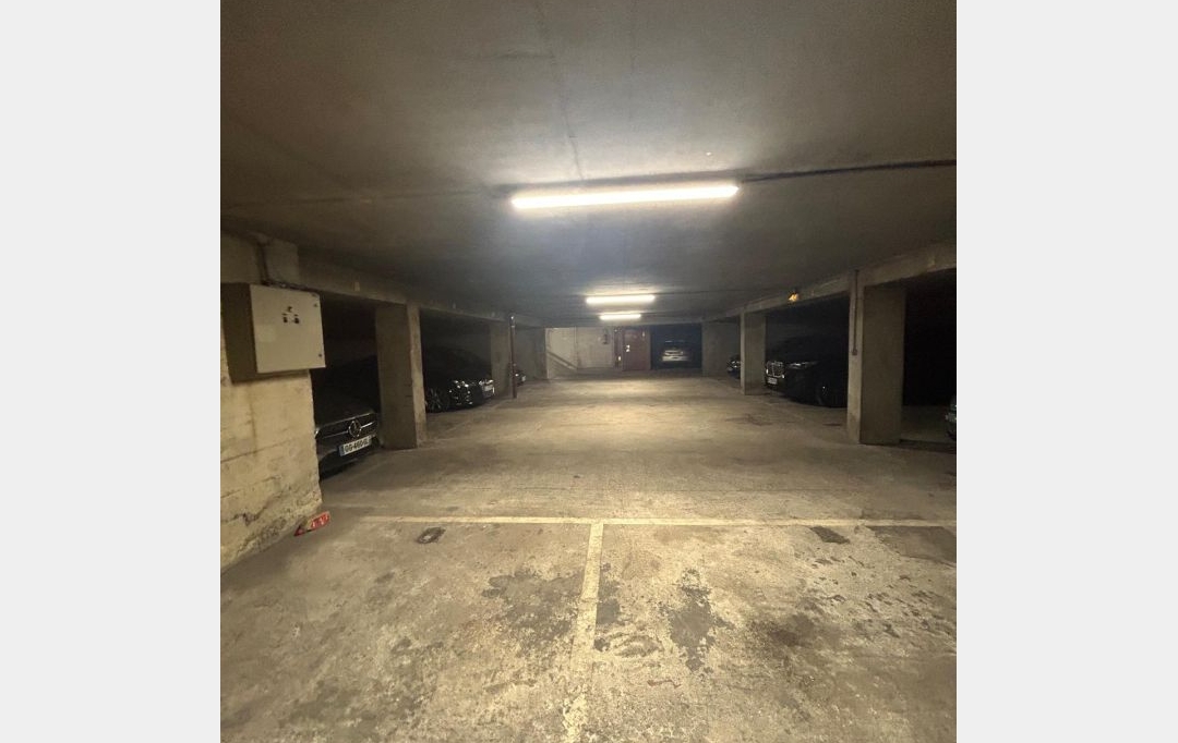 Annonces VITRY : Garage / Parking | PARIS (75015) | 12 m2 | 120 &euro; 